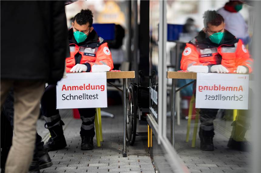 Lockdown-Lockerungen im Test: Mehrere NRW-Kommunen bewerben sich als Corona-Modellregion Einige Menschen stehen in einer Schlange um sich für einen Schnelltest in der Tübinger Innenstadt anzumelden. Mit dem Modellprojekt « Öffnen mit Sicherheit» will die Intiatorin, die Tübinger Notärztin Federle, den Menschen während der Pandemie mehr Möglichkeiten eröffnen. Auch in NRW soll dieses Konzept getestet werden.