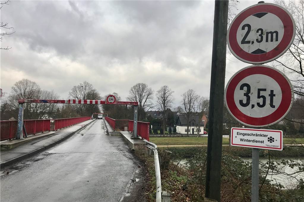 Auf Navi vertraut: Rettungswagen raste gegen die Brücke Lambertstraße Einige Meter vor der Brücke ist rechts am Straßenrand dieses Hinweisschild angebracht.