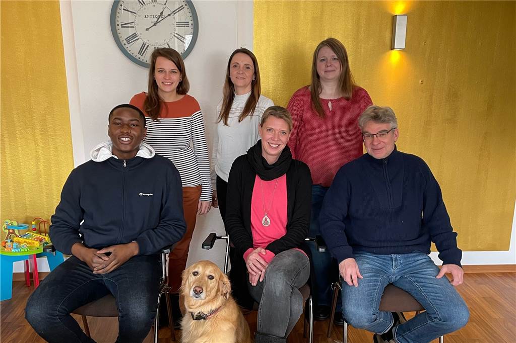 Familien in Dorsten leiden: „So schlimm wie jetzt war es noch nie zuvor“ Einige Mitglieder des Familienpraxisteams um Leiterin Natascha Schäfer und die beiden Therapiehunde Loki und Nana.