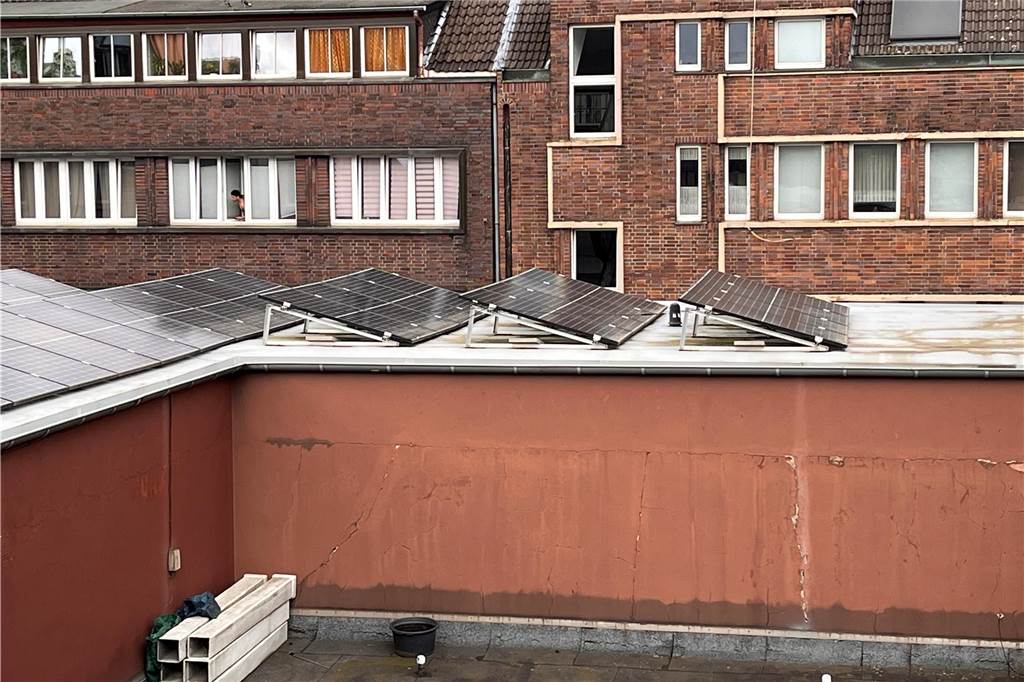 Dach in 20 Meter Entfernung mit Modulen, die schräg stehen.
