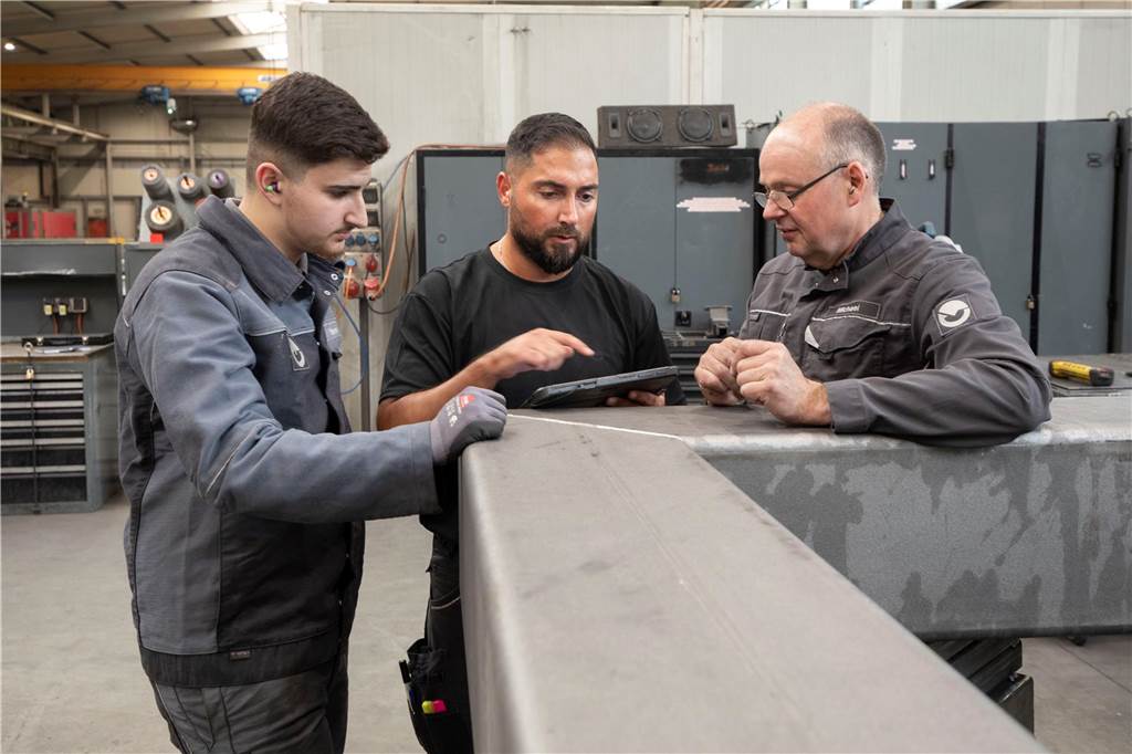 Einige Monate hat der Prozess von der Entwurfsplanung bis zur Übergabe an die Stadt Stadtlohn in Anspruch genommen. Beteiligt waren die Unternehmen Lokomotiv Fotografie, stabil ingenieurbüro, Ferro Umformtechnik, Sparkasse Westmünsterland (Sparkassenstiftung), Heitkamp & Hülscher und Werbetechnik Hilker.
