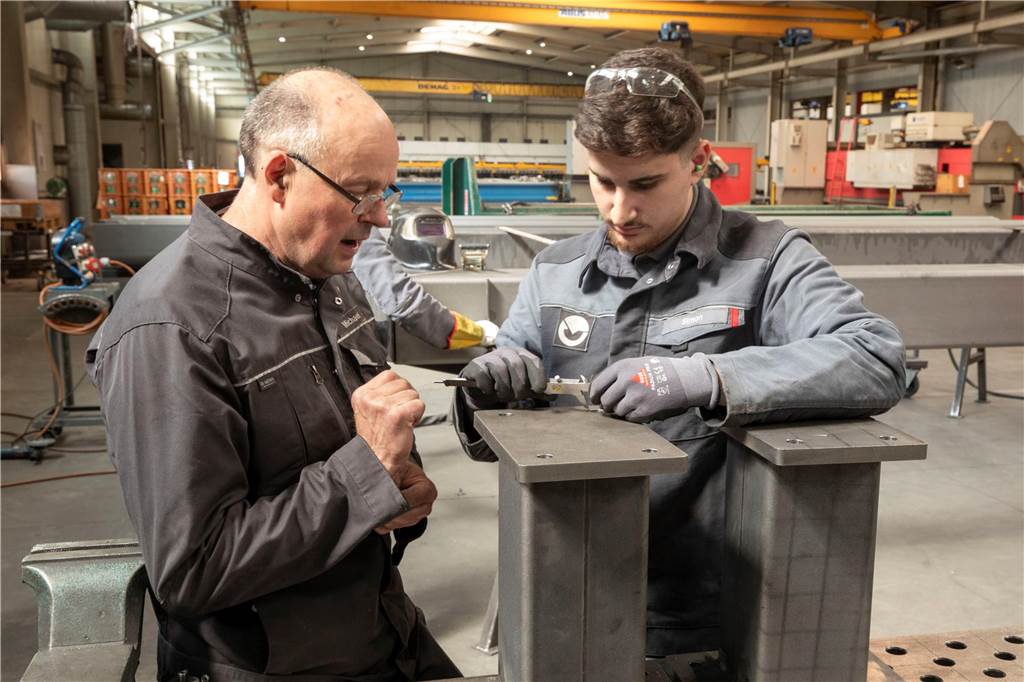 Einige Monate hat der Prozess von der Entwurfsplanung bis zur Übergabe an die Stadt Stadtlohn in Anspruch genommen. Beteiligt waren die Unternehmen Lokomotiv Fotografie, stabil ingenieurbüro, Ferro Umformtechnik, Sparkasse Westmünsterland (Sparkassenstiftung), Heitkamp & Hülscher und Werbetechnik Hilker.