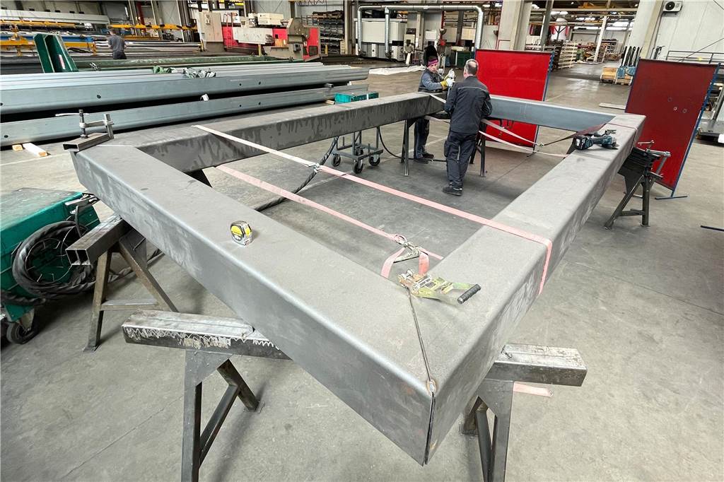 Einige Monate hat der Prozess von der Entwurfsplanung bis zur Übergabe an die Stadt Stadtlohn in Anspruch genommen. Beteiligt waren die Unternehmen Lokomotiv Fotografie, stabil ingenieurbüro, Ferro Umformtechnik, Sparkasse Westmünsterland (Sparkassenstiftung), Heitkamp & Hülscher und Werbetechnik Hilker.