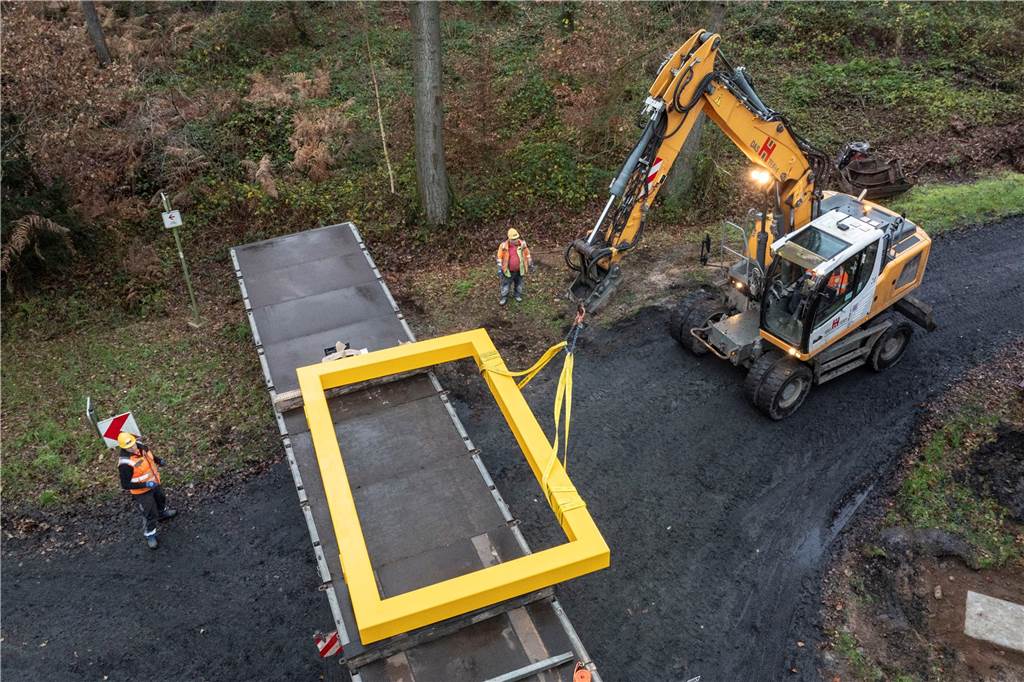 Einige Monate hat der Prozess von der Entwurfsplanung bis zur Übergabe an die Stadt Stadtlohn in Anspruch genommen. Beteiligt waren die Unternehmen Lokomotiv Fotografie, stabil ingenieurbüro, Ferro Umformtechnik, Sparkasse Westmünsterland (Sparkassenstiftung), Heitkamp & Hülscher und Werbetechnik Hilker.