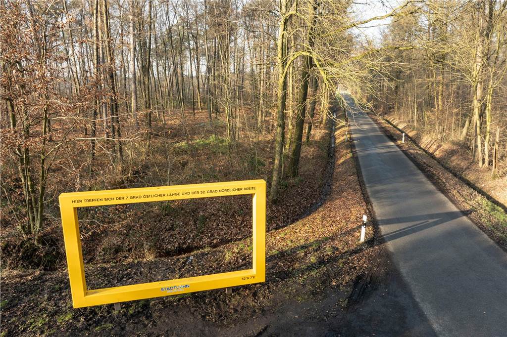 Einige Monate hat der Prozess von der Entwurfsplanung bis zur Übergabe an die Stadt Stadtlohn in Anspruch genommen. Beteiligt waren die Unternehmen Lokomotiv Fotografie, stabil ingenieurbüro, Ferro Umformtechnik, Sparkasse Westmünsterland (Sparkassenstiftung), Heitkamp & Hülscher und Werbetechnik Hilker.