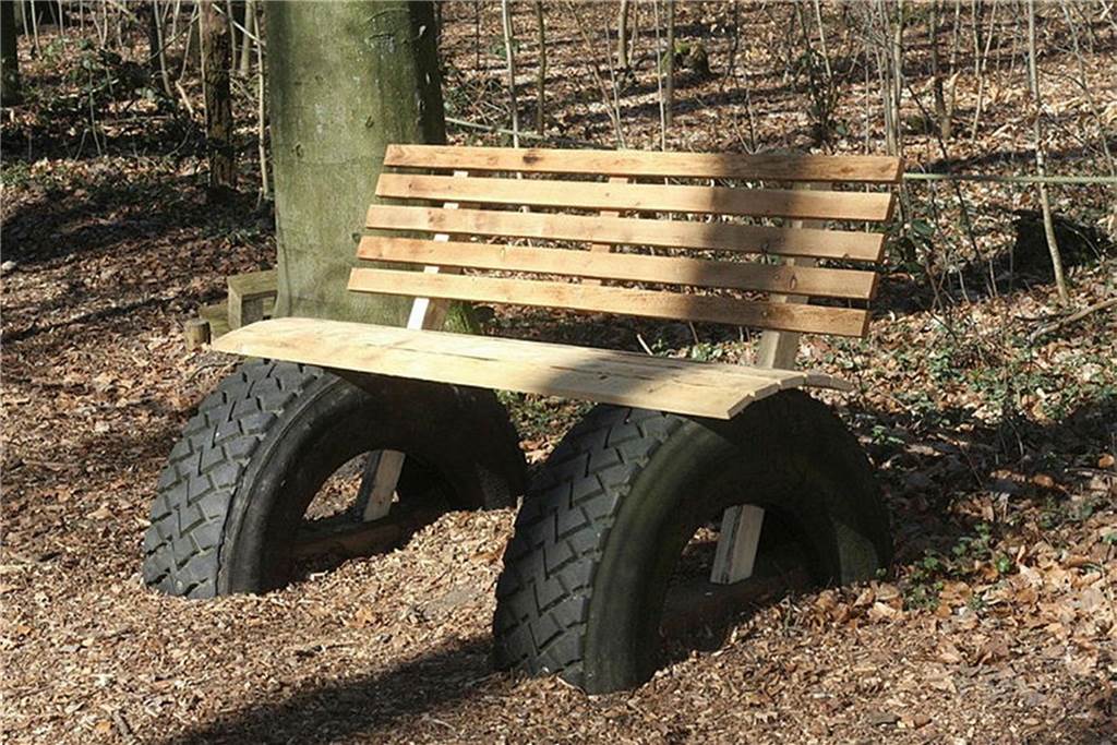 Saisonstart im Kletterwald: Brandneue Elemente und Preiserhöhungen Eine Holzbank mit Reifen als Beinen