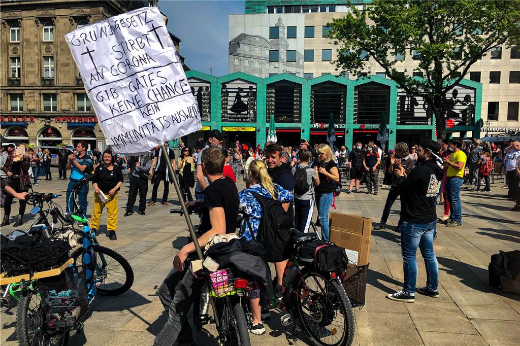 Normalbürger, Aluhüte, Neonazis: Wie rechts sind die Hygiene-Demos? Einige Schilder, die man auf den Hygiene-Demos sieht, haben eindeutige, aber dennoch verwirrende Botschaften.