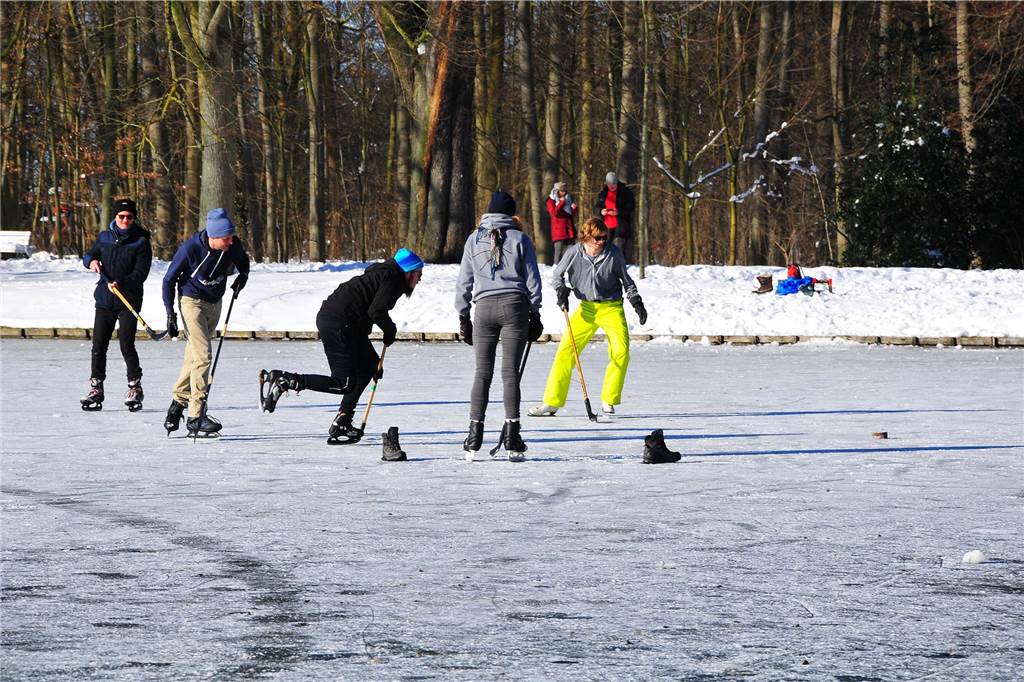 Schlosspark in Nordkirchen wurde am Wochenende zur Winter-Attraktion Einige Schlittschuhläufer jagten lieber den Puck, statt ihre Runden über die Gräften zu drehen.
