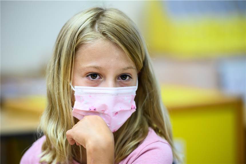 Einzelne Schulen in NRW wollen Maskenpflicht im Unterricht behalten Einige Schulen in NRW haben sich dazu entschieden, die Maskenpflicht im Unterricht zu behalten.