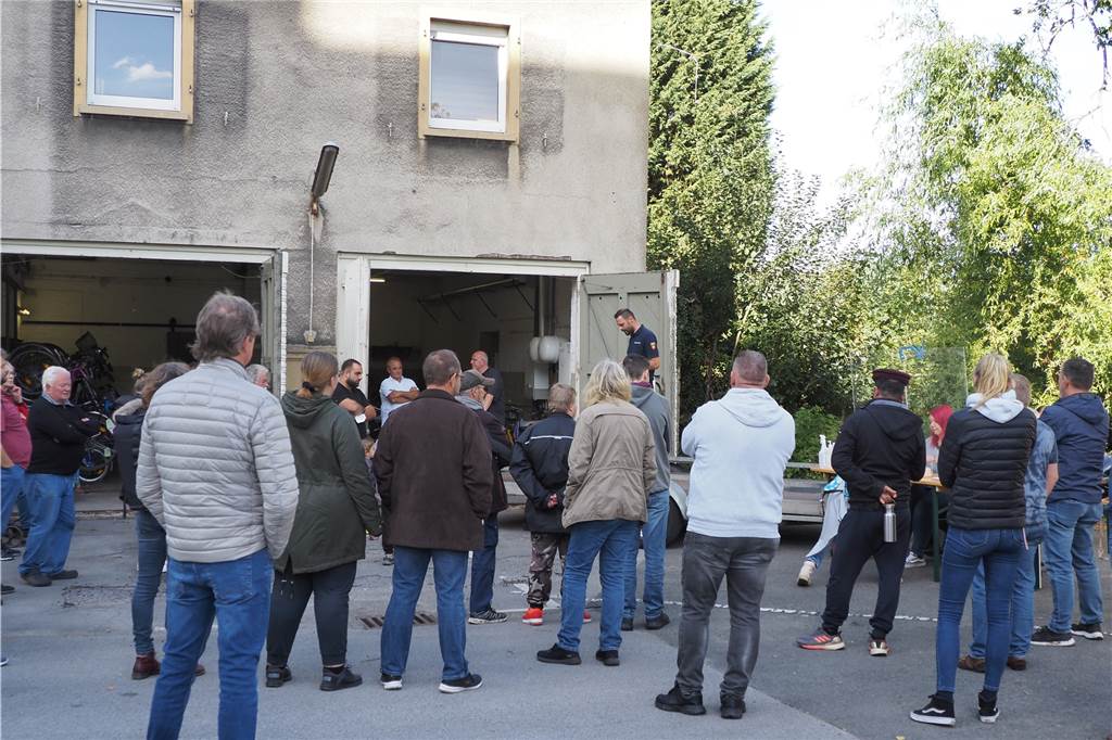 Ehering, Wodkaflasche und plattes Rad: Stadt Selm versteigert Fundsachen Einige Selmer waren auf der Jagd nach Schnäppchen oder aus Neugier zum Alten Feuerwehrhaus nach Bork gekommen.