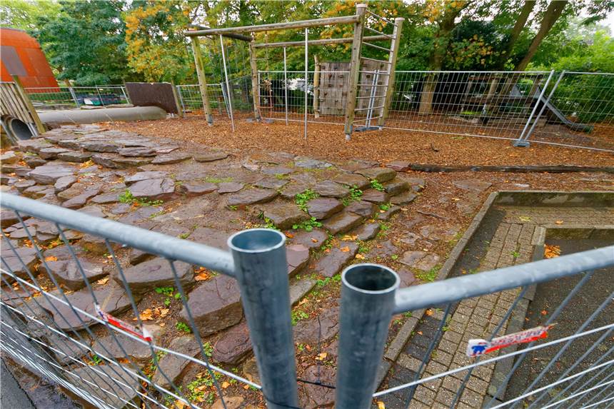 Unfallgefahr: Prüfer sperrt Spielgeräte auf dem Spielplatz der Vitus-Schule Einige Spielgeräte auf dem Spielplatz der St.-Vitus-Grundschule sind durch einen Bauzaun abgesperrt.