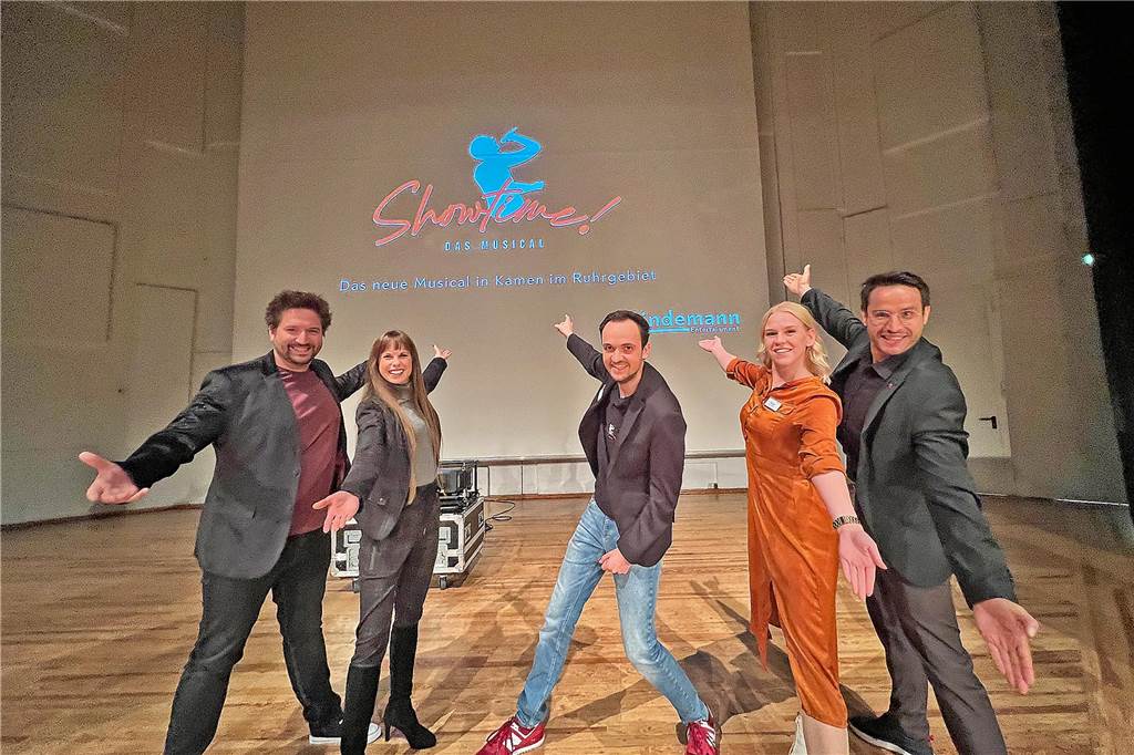 Einige Stars des Showtime-Musicals am Mittwoch auf der Konzertaula-Bühne, v.l.: Florian Hinxlage, Lia Martin, Robin Lindemann, Nora Isabel Schöpe und Daniel Sprint. 