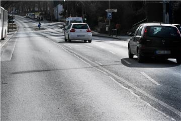 Einige Straßen und Gehwegen in Dortmund leuchten weiß vom Streusalz.