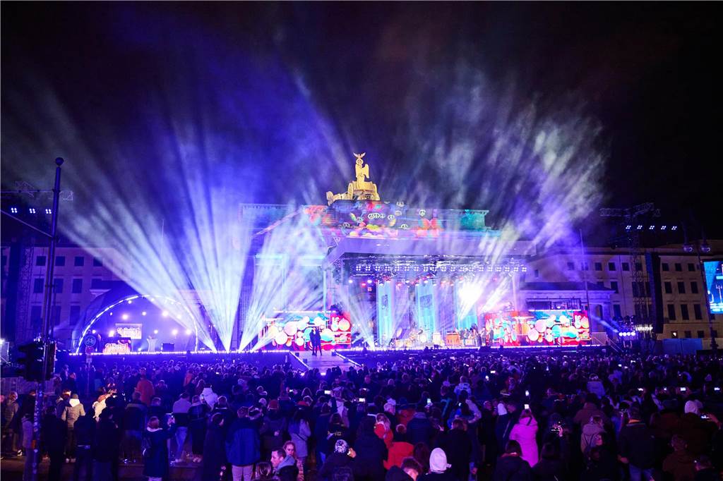 Silvester-Bilanz: Böller explodiert in Hand, Angriff auf Einsatzkräfte, 300 Festnahmen in Berlin Silvesterparty am Brandenburger Tor
