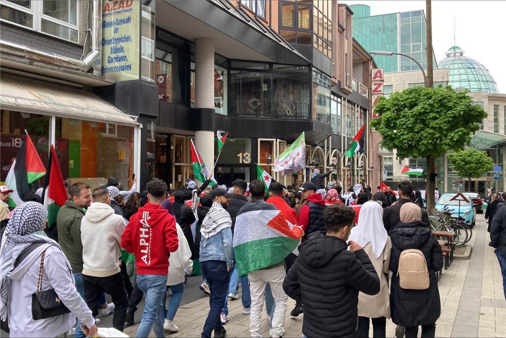 Stimmen schallen laut durch die City – Demo ruft Staatsschutz auf den Plan Einige Teilnehmer zogen im Anschluss noch durch die City - obwohl ein Aufzug untersagt worden war.