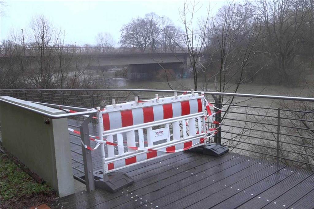 Lippe-Hochwasser: Segelflugplatz überschwemmt und nächtlicher Großeinsatz Einige Wege mussten in Lünen wegen des Hochwassers gesperrt werden.