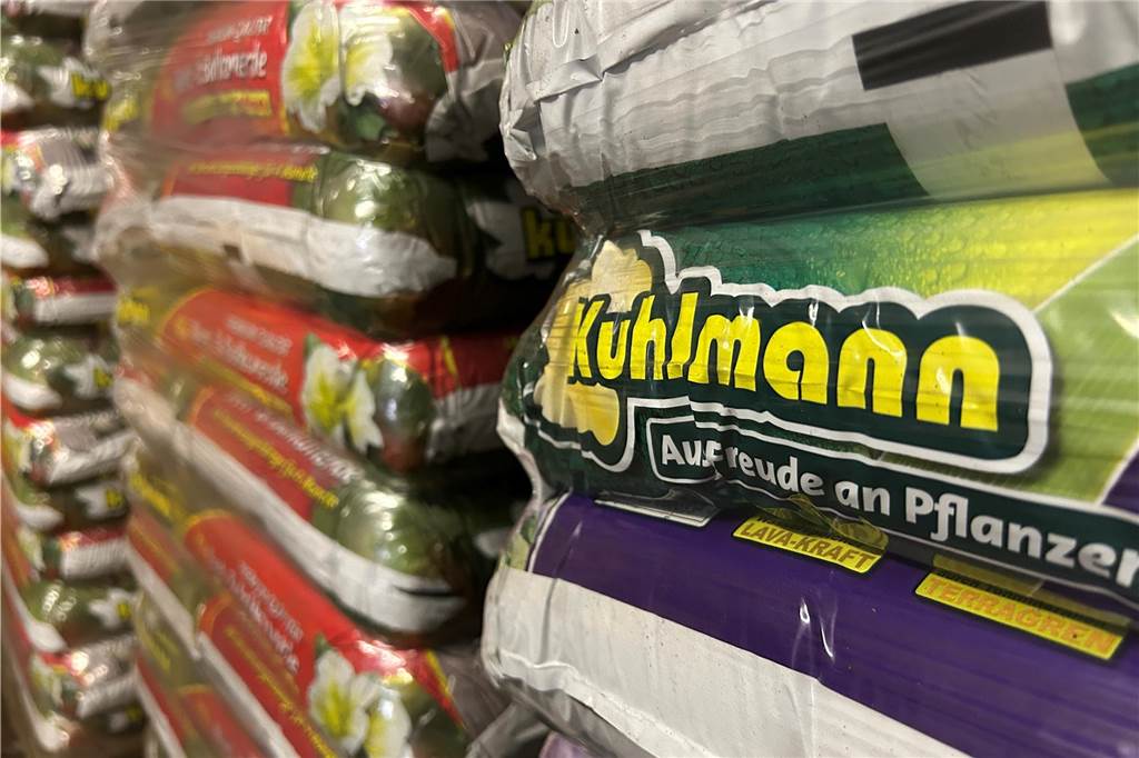Tragischer Unfall: Heinrich Kuhlmann GmbH hört nach 98 Jahren auf Paletten mit Säcken voller Pflanzenerde der Heinrich Kuhlmann GmbH