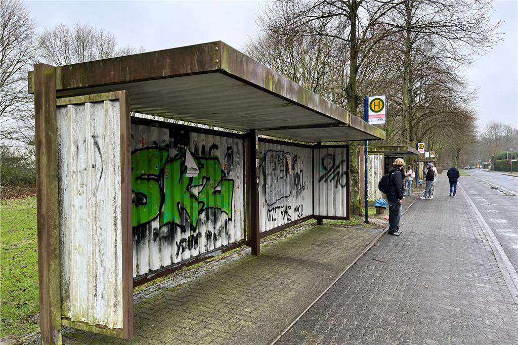 Politik will Taxibeförderung von Schülern einstellen: „Das wäre der Worst Case“ Jugendliche stehen an einer Bushaltestelle.