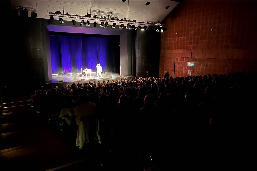 Weitere problematische Witze: Luke Mockridge provoziert in der Stadthalle Das Publikum in der Stadthalle beim Auftritt von Luke Mockridge während er auf der Bühne steht.