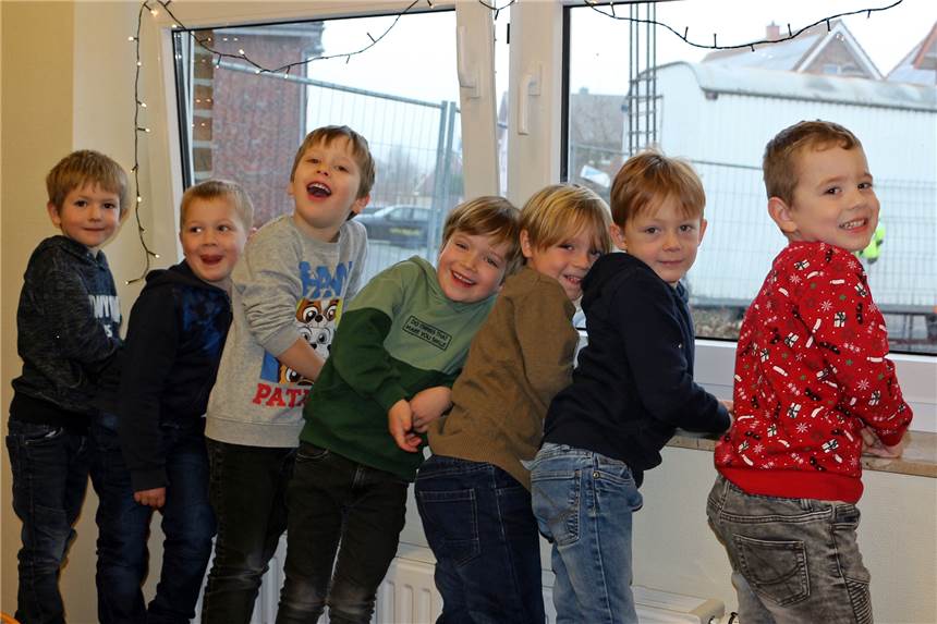 Beim Richtfest greifen kleine Handwerker selbst zu Hammer und Nagel Einige Wochen beobachteten die Kinder den Fortschritt am Baustellenfenster des St.-Barbara-Kindergartens. Nun konnten sie einen Meilenstein feiern.