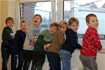 Einige Wochen beobachteten die Kinder den Fortschritt am Baustellenfenster des St.-Barbara-Kindergartens. Nun konnten sie einen Meilenstein feiern. 