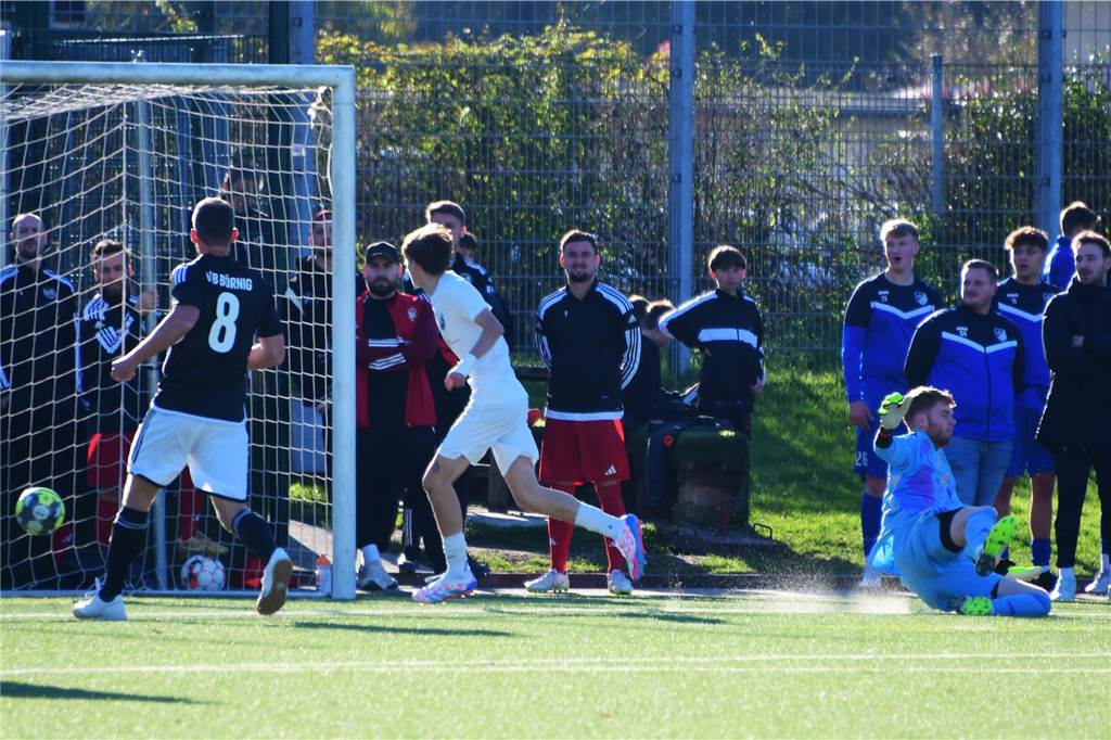 Einiges war los auf den Fußballplätzen am 3. November. Hier sind die besten Bilder von sechs Partien mit der Beteiligung von Castrop-Rauxeler Vereinen.