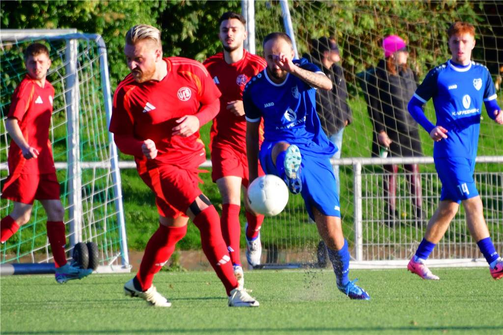Einiges war los auf den Fußballplätzen am 3. November. Hier sind die besten Bilder von sechs Partien mit der Beteiligung von Castrop-Rauxeler Vereinen.