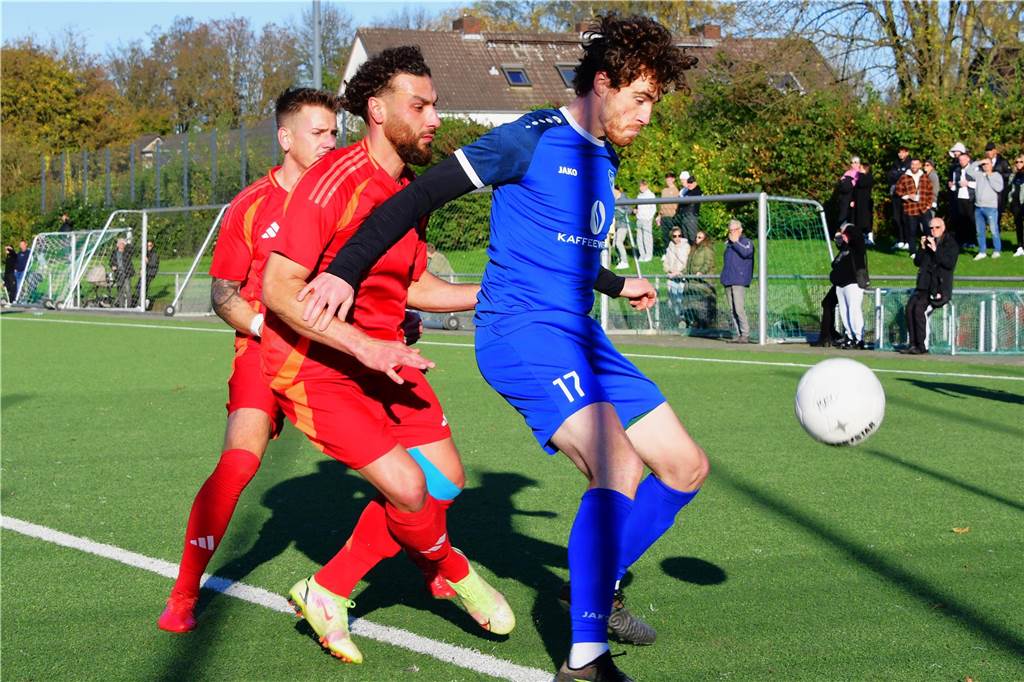 Einiges war los auf den Fußballplätzen am 3. November. Hier sind die besten Bilder von sechs Partien mit der Beteiligung von Castrop-Rauxeler Vereinen.
