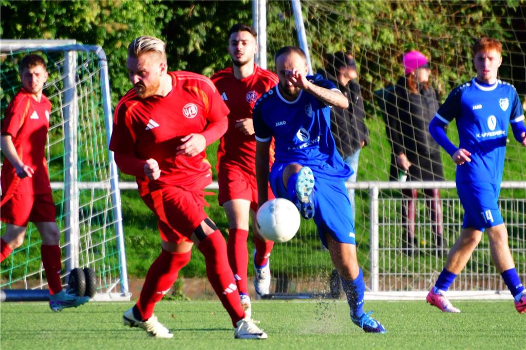 Einiges war los auf den Fußballplätzen am 3. November. Hier sind die besten Bilder von sechs Partien mit der Beteiligung von Castrop-Rauxeler Vereinen.