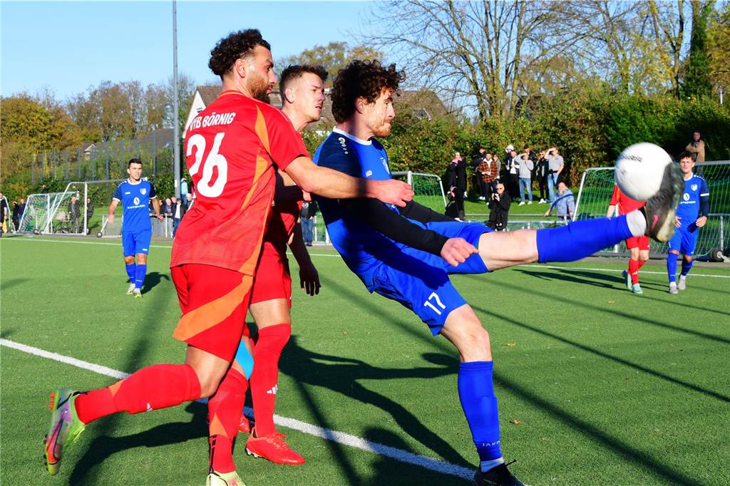 Einiges war los auf den Fußballplätzen am 3. November. Hier sind die besten Bilder von sechs Partien mit der Beteiligung von Castrop-Rauxeler Vereinen.