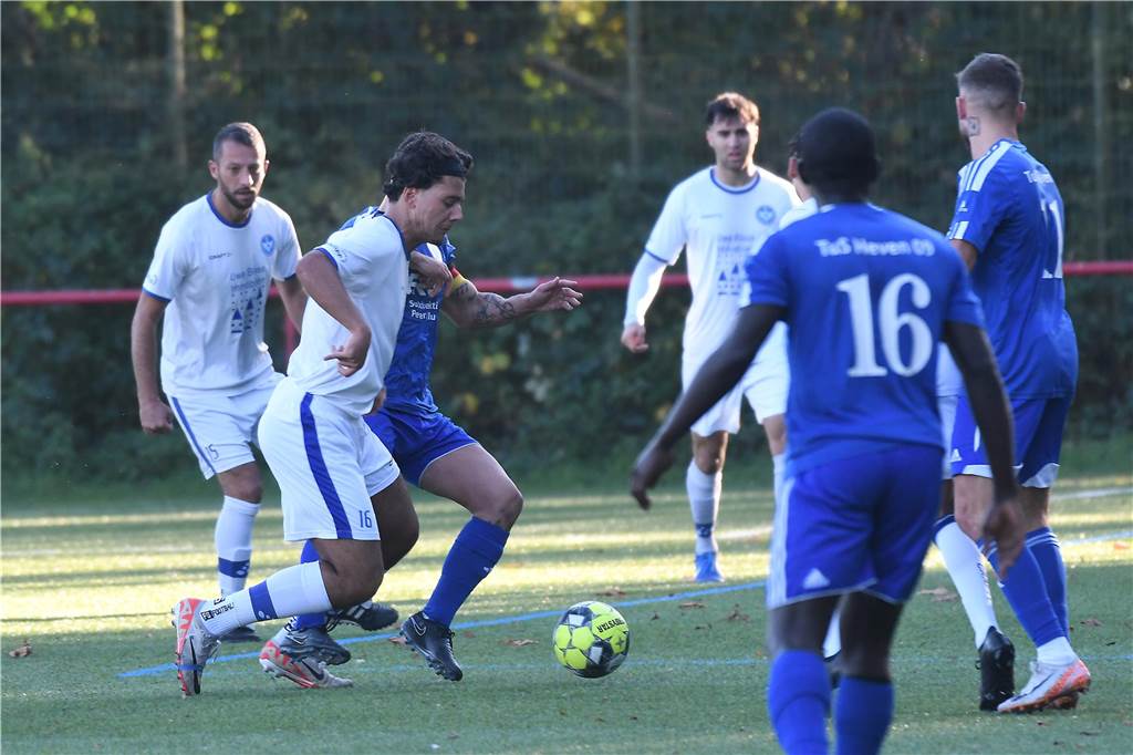 Einiges war los auf den Fußballplätzen am 3. November. Hier sind die besten Bilder von sechs Partien mit der Beteiligung von Castrop-Rauxeler Vereinen.