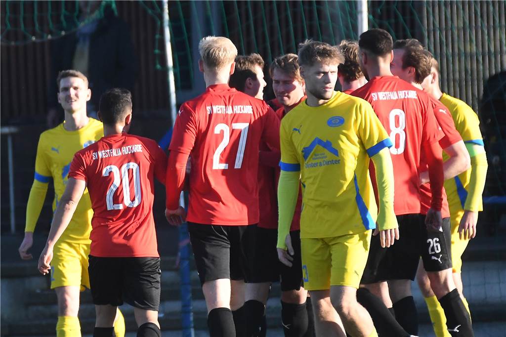 Einiges war los auf den Fußballplätzen am 3. November. Hier sind die besten Bilder von sechs Partien mit der Beteiligung von Castrop-Rauxeler Vereinen.