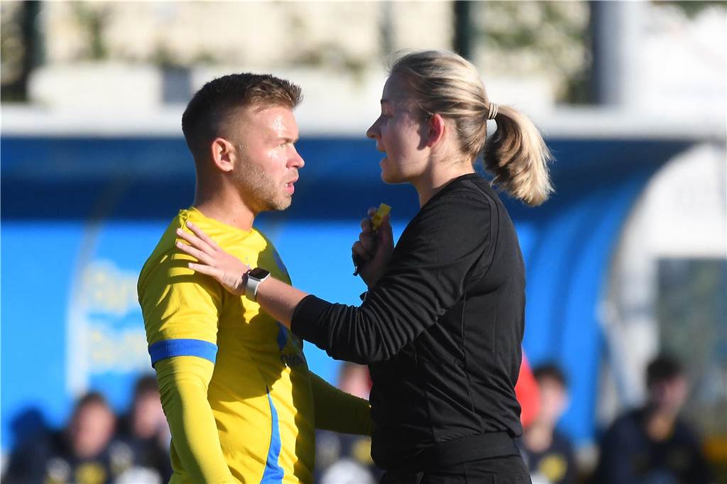 Einiges war los auf den Fußballplätzen am 3. November. Hier sind die besten Bilder von sechs Partien mit der Beteiligung von Castrop-Rauxeler Vereinen.