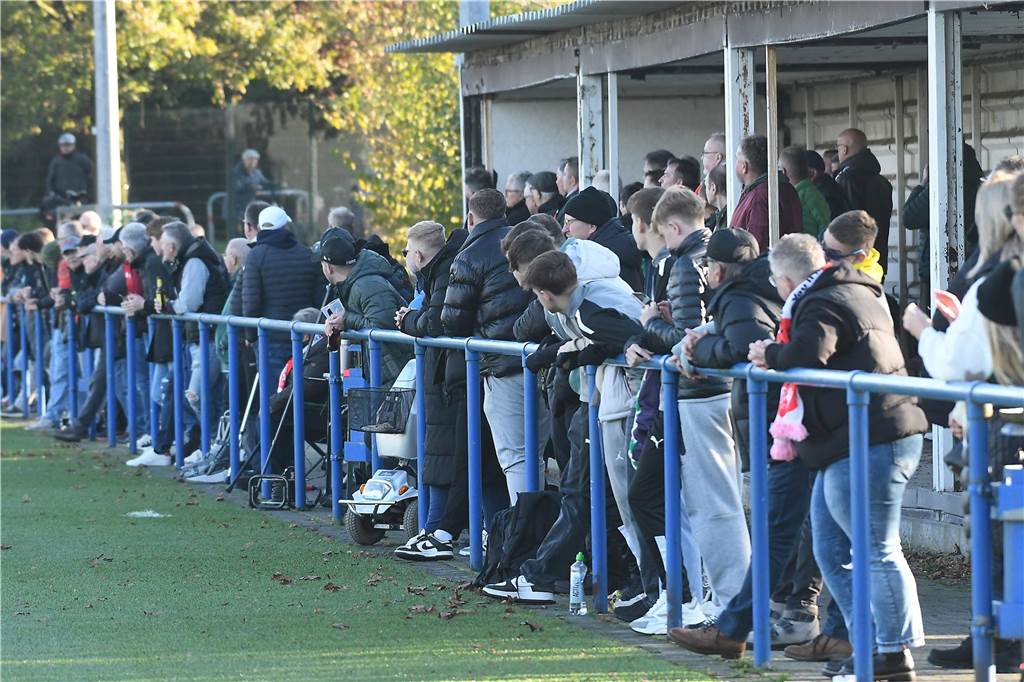 Einiges war los auf den Fußballplätzen am 3. November. Hier sind die besten Bilder von sechs Partien mit der Beteiligung von Castrop-Rauxeler Vereinen.