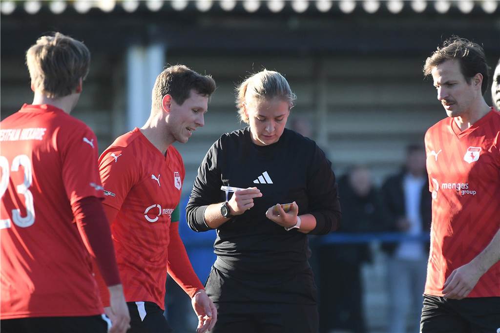 Einiges war los auf den Fußballplätzen am 3. November. Hier sind die besten Bilder von sechs Partien mit der Beteiligung von Castrop-Rauxeler Vereinen.
