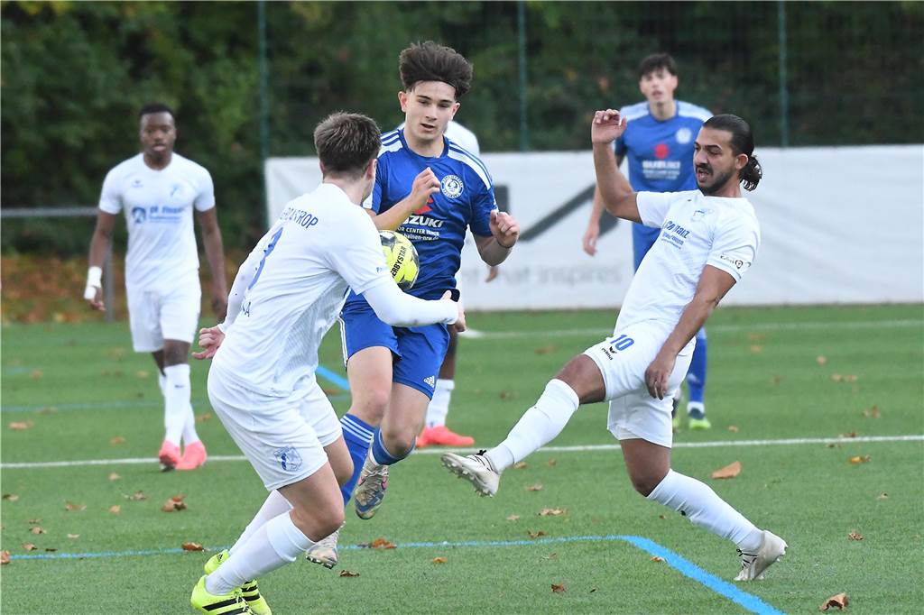 Einiges war los auf den Fußballplätzen am 3. November. Hier sind die besten Bilder von sechs Partien mit der Beteiligung von Castrop-Rauxeler Vereinen.