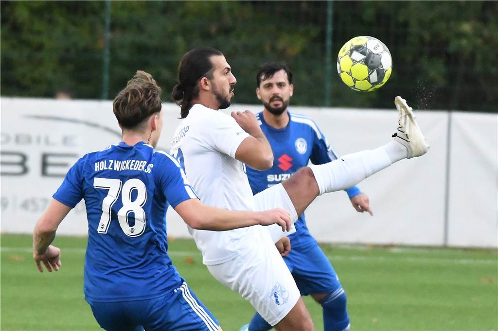 Einiges war los auf den Fußballplätzen am 3. November. Hier sind die besten Bilder von sechs Partien mit der Beteiligung von Castrop-Rauxeler Vereinen.