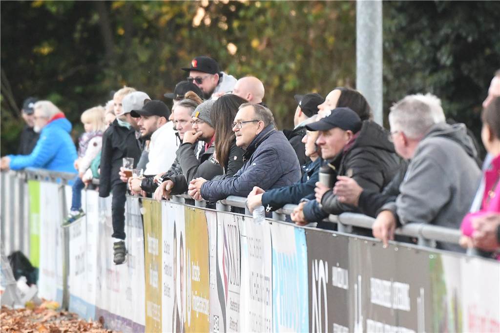 Einiges war los auf den Fußballplätzen am 3. November. Hier sind die besten Bilder von sechs Partien mit der Beteiligung von Castrop-Rauxeler Vereinen.