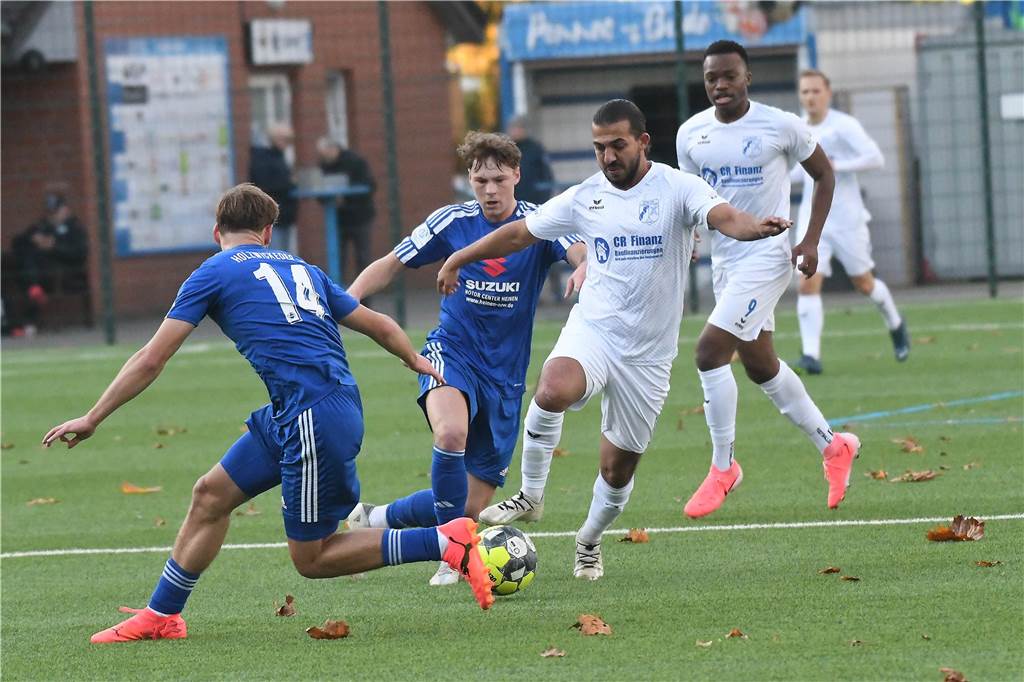 Einiges war los auf den Fußballplätzen am 3. November. Hier sind die besten Bilder von sechs Partien mit der Beteiligung von Castrop-Rauxeler Vereinen.