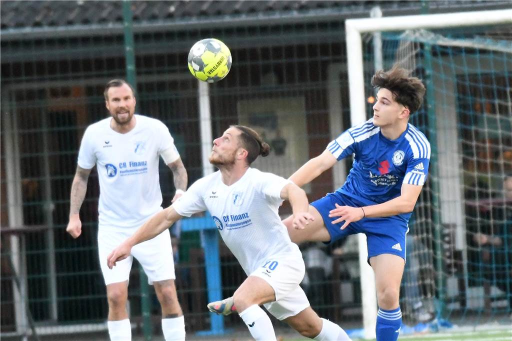 Einiges war los auf den Fußballplätzen am 3. November. Hier sind die besten Bilder von sechs Partien mit der Beteiligung von Castrop-Rauxeler Vereinen.