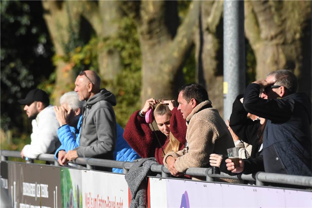 Einiges war los auf den Fußballplätzen am 3. November. Hier sind die besten Bilder von sechs Partien mit der Beteiligung von Castrop-Rauxeler Vereinen.