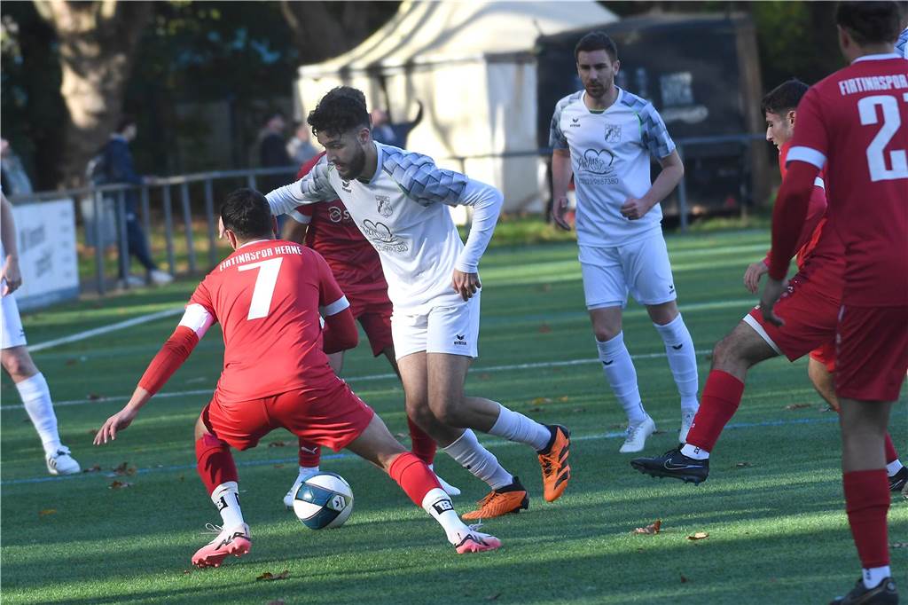 Einiges war los auf den Fußballplätzen am 3. November. Hier sind die besten Bilder von sechs Partien mit der Beteiligung von Castrop-Rauxeler Vereinen.