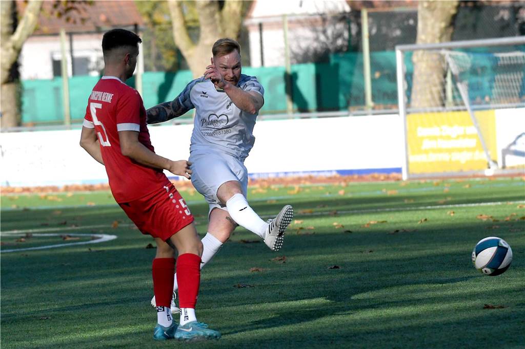 Einiges war los auf den Fußballplätzen am 3. November. Hier sind die besten Bilder von sechs Partien mit der Beteiligung von Castrop-Rauxeler Vereinen.
