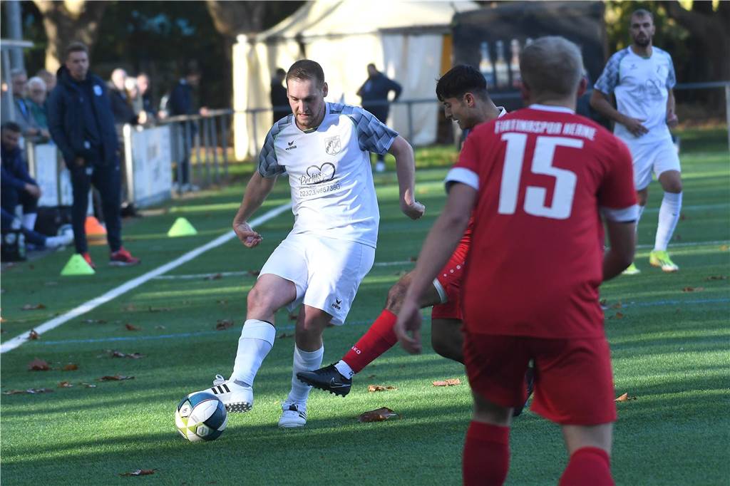 Einiges war los auf den Fußballplätzen am 3. November. Hier sind die besten Bilder von sechs Partien mit der Beteiligung von Castrop-Rauxeler Vereinen.