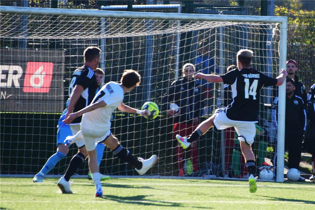 Einiges war los auf den Fußballplätzen am 3. November. Hier sind die besten Bilder von sechs Partien mit der Beteiligung von Castrop-Rauxeler Vereinen.