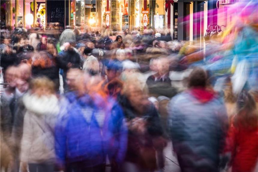Tarifverdienste stärker gestiegen als Inflation Einkaufsmeile in Frankfurt: Die Gehälter der Tarifbeschäftigten in Deutschland sind gestiegen. Foto: Frank Rumpenhorst