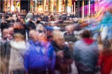 Einkaufsmeile in Frankfurt: Die Gehälter der Tarifbeschäftigten in Deutschland sind gestiegen. Foto: Frank Rumpenhorst