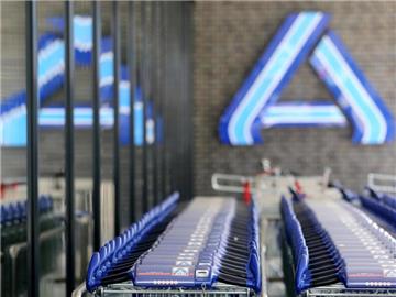 Einkaufswagen stehen in Essen vor einer Aldi Nord Filiale für die Kunden bereit. Foto: Roland Weihrauch/Illustration