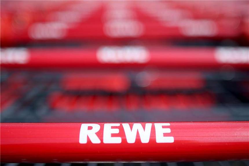 Rewe will Einweggeschirr aus den Regalen verbannen Einkaufswagen vor einem Rewe Supermarkt. Foto: Oliver Berg