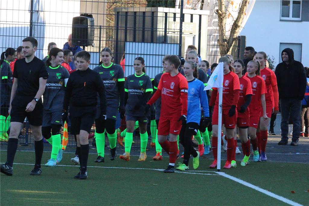 RWU-Express schnappt sich den Kreispokal: Frühe Tore gegen PSV Bork lassen B-Juniorinnen jubeln Einlaufen zum Kreispokal-Finale: Die B-Junioren von RW Unna (l.) duellierten sich mit den Mädchen des PSV Bork (r.).